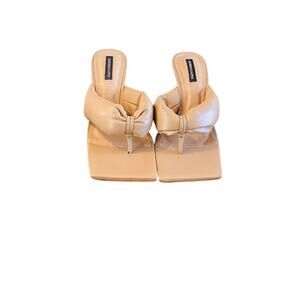 NIB BCBGMAXAZRIA Fiona Leather Sandals Palomino Nude Womens 6.5 MSRP $220